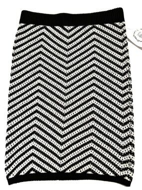 FRAY Boutique NWT size small Leah black and white knitted skirt chevron knit